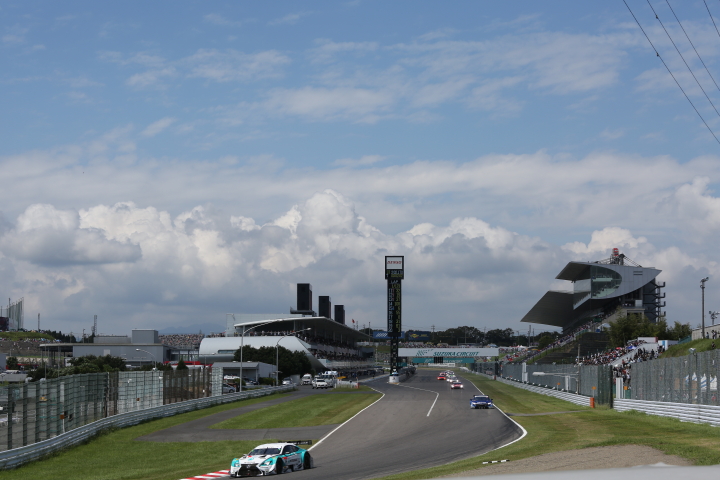 決勝レース: スタートからジェームス・ロシター（PETRONAS TOM'S RC F）が逃げる