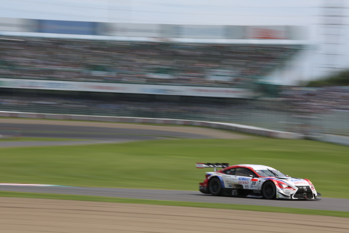 決勝レース: 石浦宏明／オリバー・ジャービス組（DENSO KOBELCO SARD RC F）