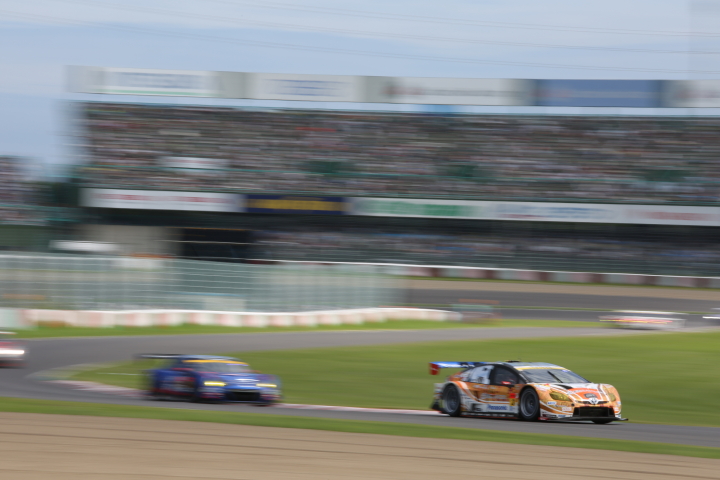 決勝レース: 新田守男／嵯峨宏紀／中山雄一組（OGT Panasonic PRIUS）