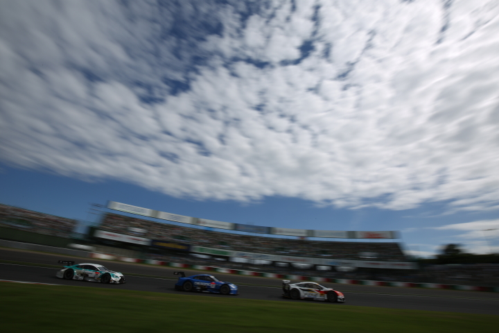 決勝レース: 1コーナースタンド前でのマシンの争い