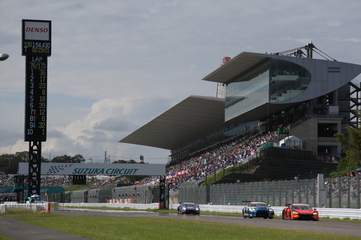 決勝レース: メーンスタンド前での争い