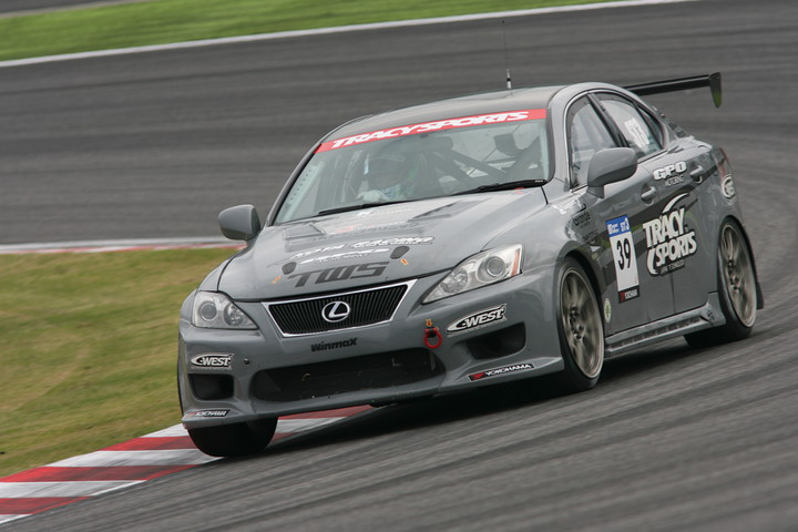 ST-3、トップでゴールした佐藤晋也／鶴田和弥／神子島みか組（TRACY SPORTS TWS C-WEST IS 350）は失格となった