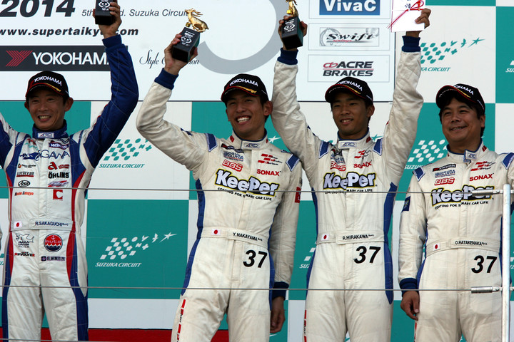 表彰式: ST-1で優勝した中山雄一／平川亮／畠中修組