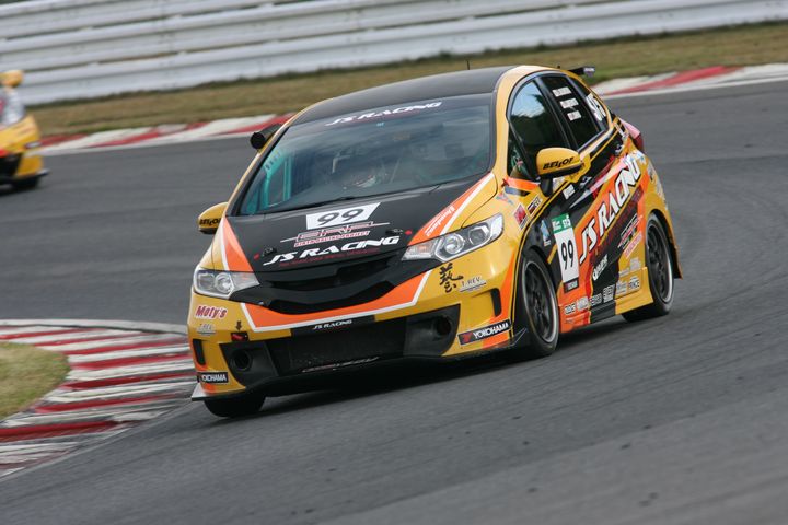 ST-5クラスで2位に入った梅本淳一／大野尊久／奥村浩一組（BRP★J'S RACING フィット3）がチャンピオンを決めた