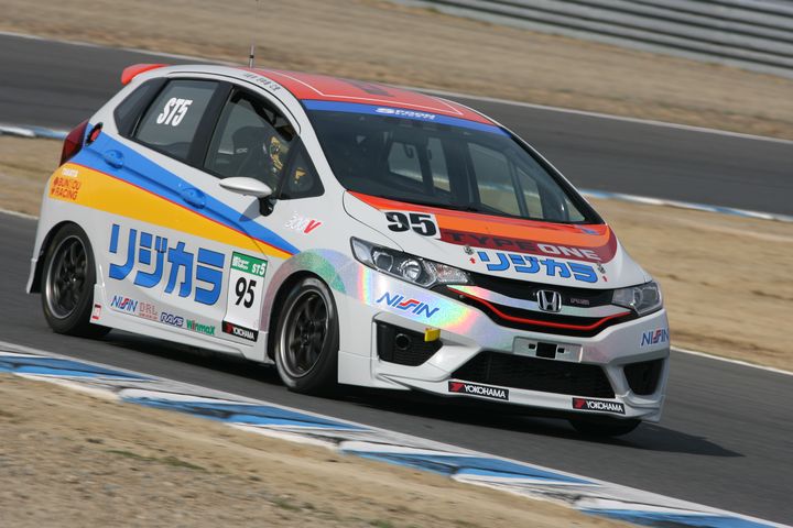 ST-5クラスポールポジションは松井猛敏／中島保典／荒聖治組（リジカラFIT3）