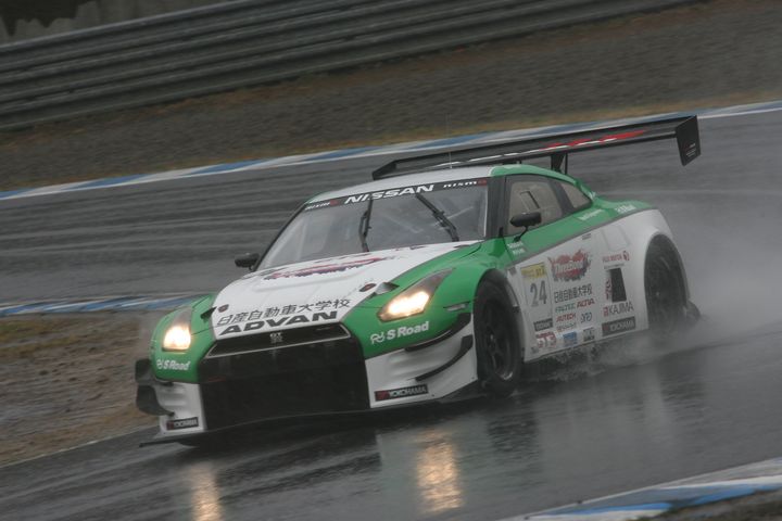 総合・ST-Xクラス優勝は藤井誠暢／ガミさん／佐々木大樹組（スリーボンド日産自動車大学校GT-R）