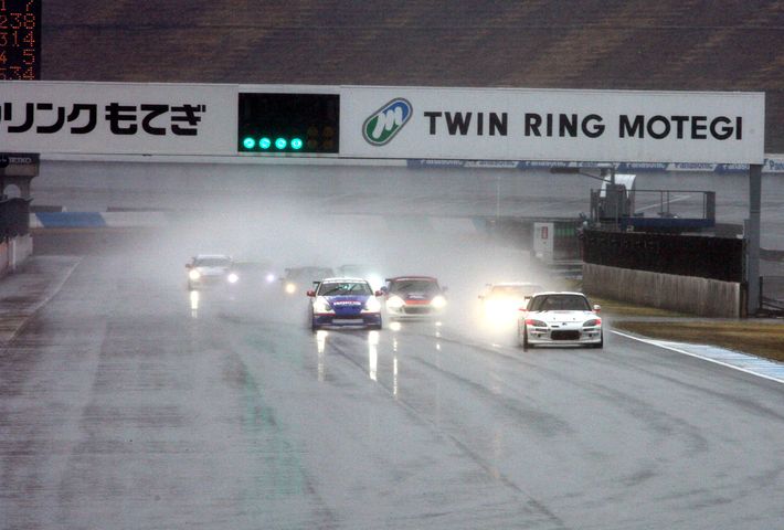 雨の中5時間の決勝レースがスタートした（グループ2）