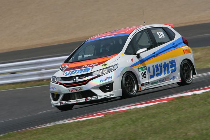 ST-5クラスポールポジションは松井猛敏／中島保典／荒聖治組（リジカラFIT3）