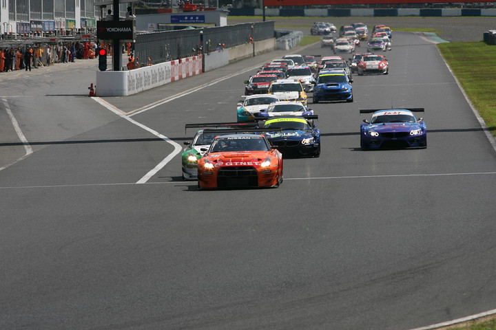 3時間先のゴールを目指して決勝レースがスタートした（1グループ）