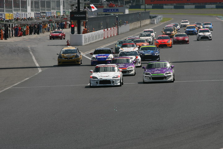 3時間先のゴールを目指して決勝レースがスタートした（2グループ）