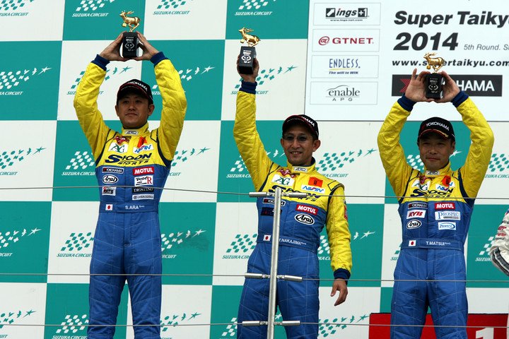 ST-5クラスのウィナー、松井猛敏／中島保典／荒聖治組（SPOON FIT3）