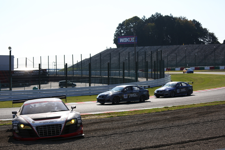 STEL占有走行1回目: コースアウトした小林崇志／飯田太陽／高木真一組（ST-X: ケーズフロンティアDR Audi R8）
