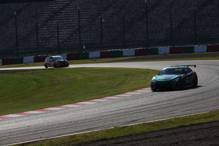 STEL占有走行1回目: 番場琢／服部尚貴／平沼貴之組（ST-4: 埼玉トヨペットGreenBrave）