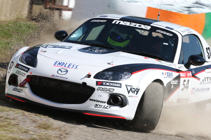 STEL占有走行2回目: コースアウトする加藤彰彬／近藤翼／小林大作組（ST-4: TC CORSE iRacing ROADSTER）