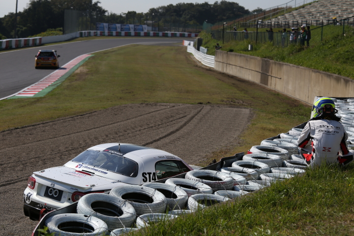 STEL占有走行2回目: ストップした加藤彰彬／近藤翼／小林大作組（ST-4: TC CORSE iRacing ROADSTER）