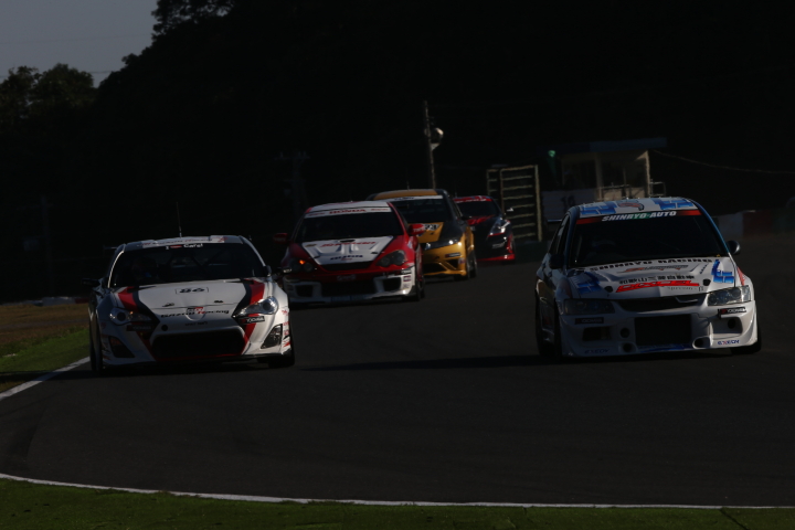 STEL占有走行3回目: 冨桝朋広／菊地靖組（ST-2: 新菱オートDIXCELエボⅨ）（右）