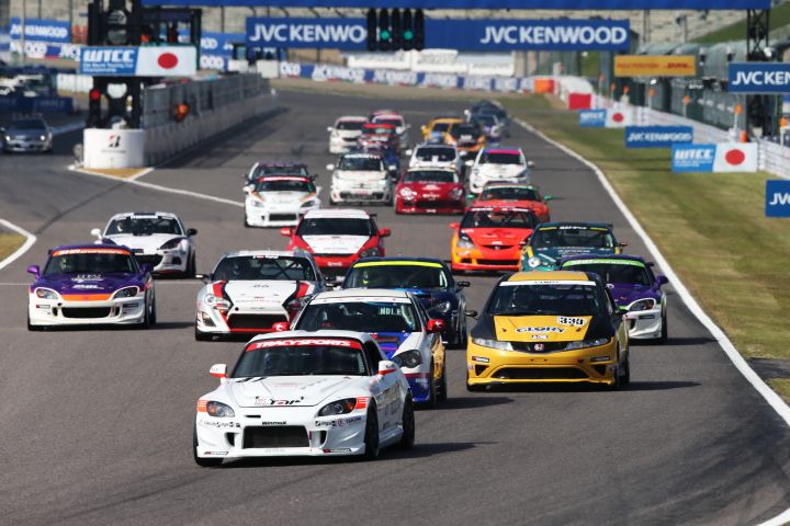 グループ2決勝レース: ST-4、ST-5クラス140分間の決勝レースがスタートした