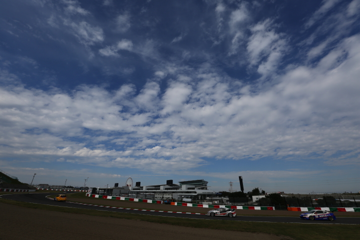 グループ2決勝レース: 2コーナーを立ち上がりS字に向かうマシンたち