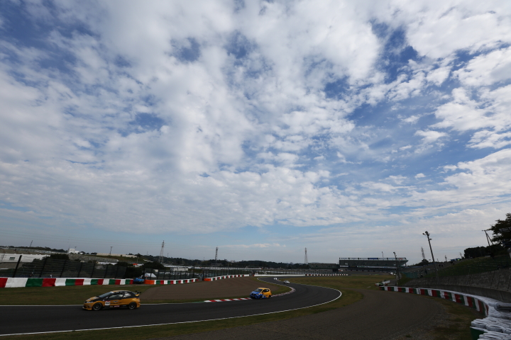 グループ2決勝レース: S字を駆け上がるマシンたち