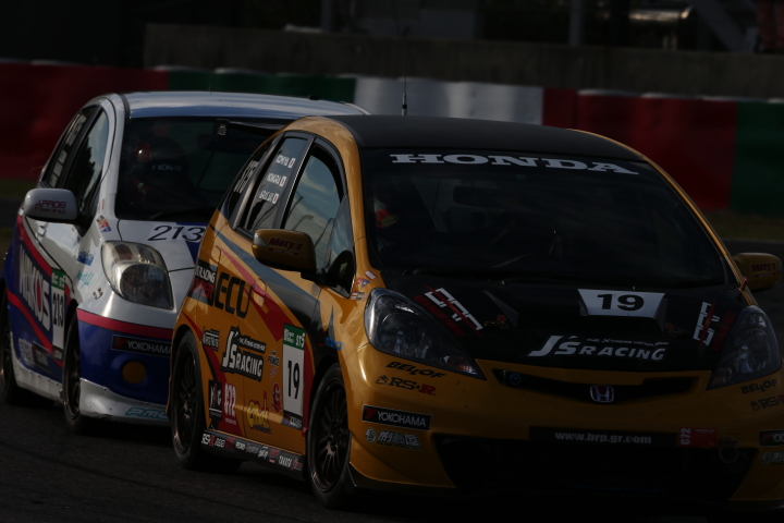 グループ2決勝レース: 古宮正信／野村浩史／新垣元組（ST-5: BRP★J'S RACING フィット2）