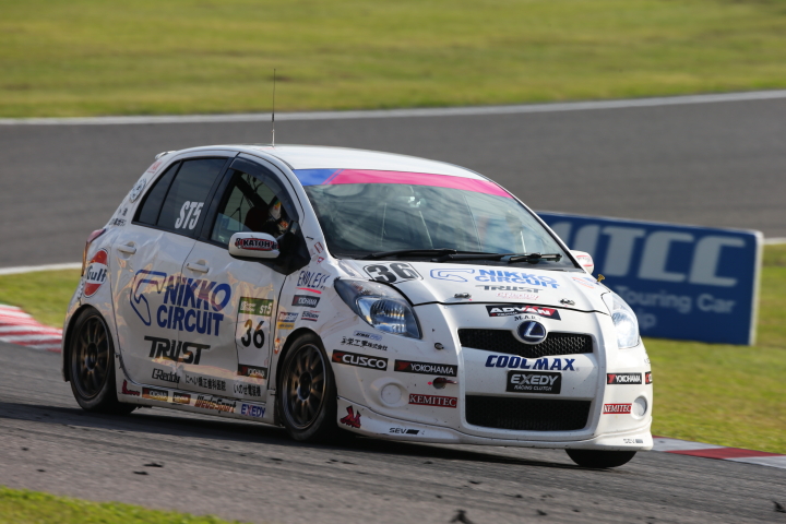 グループ2決勝レース: 江原弘美／川中子和彦／山本幸彦組（ST-5: エンドレスアドバン日光ヴィッツ）