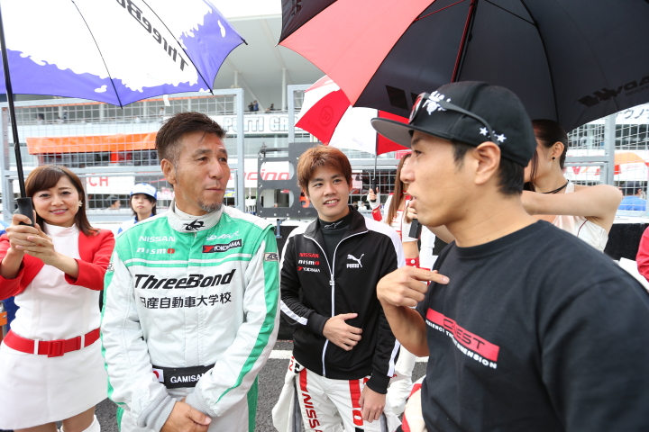 ピットウォーク: ST-X・スリーボンド日産自動車大学校GT-Rをドライブするガミさんと高星明誠組