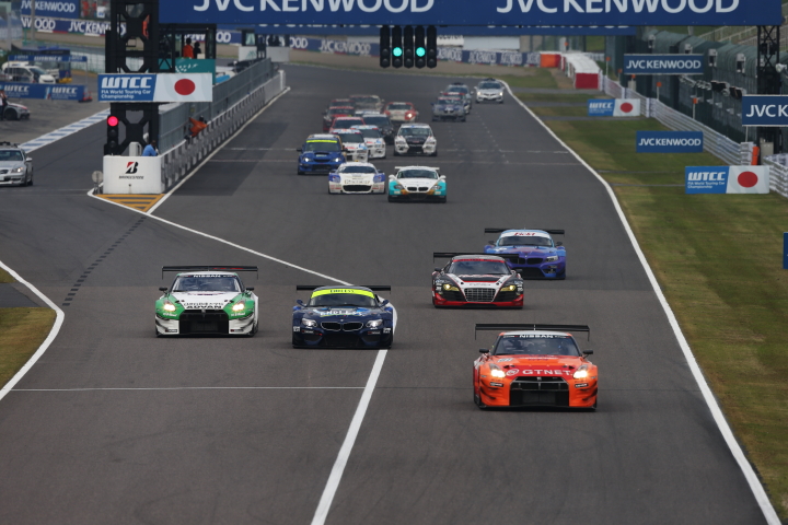 グループ1決勝レース: ST-X,ST-1,ST-2,ST-3による140分間の決勝レースがスタートした