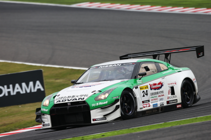 グループ1決勝レース: 藤井誠暢／ガミさん／高星明誠組（ST-X: スリーボンド日産自動車大学校GT-R）