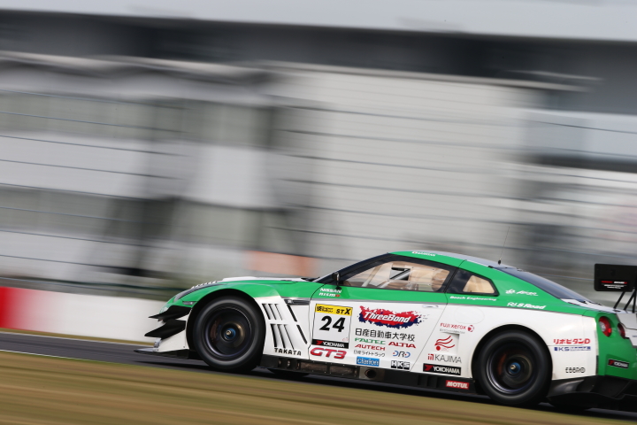 グループ1決勝レース: 藤井誠暢／ガミさん／高星明誠組（ST-X: スリーボンド日産自動車大学校GT-R）