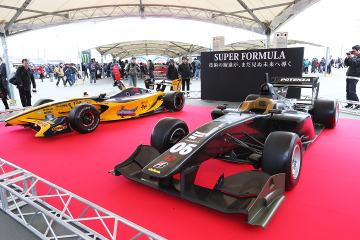ファン感謝デー: 今シーズンデビューのSF14車両（手前）と昨年までのSF13車両（奥）