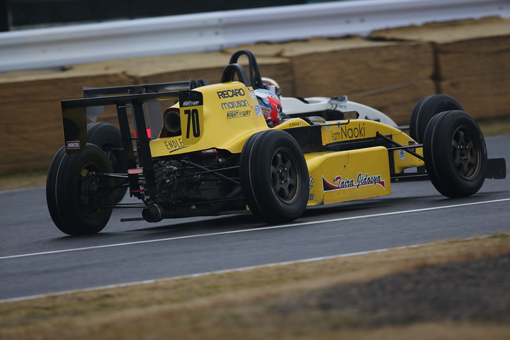 平優弥（TeamNaoki☆LEPRIX 10V）と八巻渉（モレキュールアキランドイーグル）の息詰まる2位争い