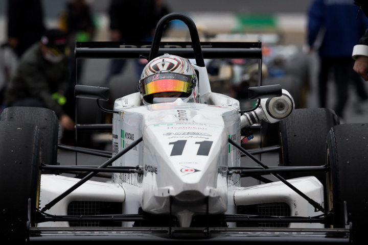 ポールポジションのグリッドについた牧野任祐（DODIE・制動屋・ルーニー）