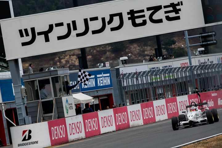 トップでゴールする牧野任祐（DODIE・制動屋・ルーニー）