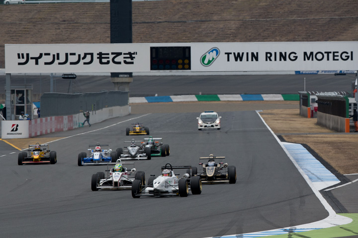 12周の決勝レースがスタートした