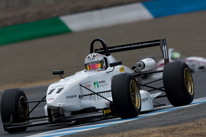 ポールポジションは牧野任祐（DODIE・制動屋・ルーニー）