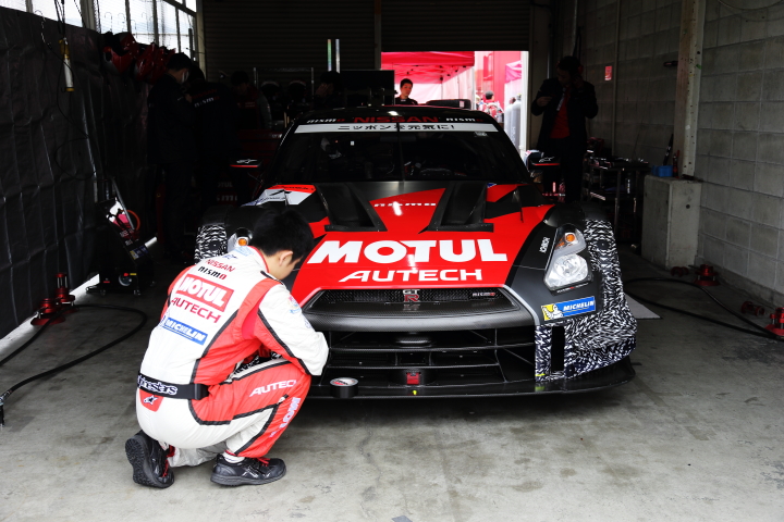岡山ファン感謝デー公式テスト1回目: MOTUL AUTECH GT-Rを整備するニスモのスタッフ