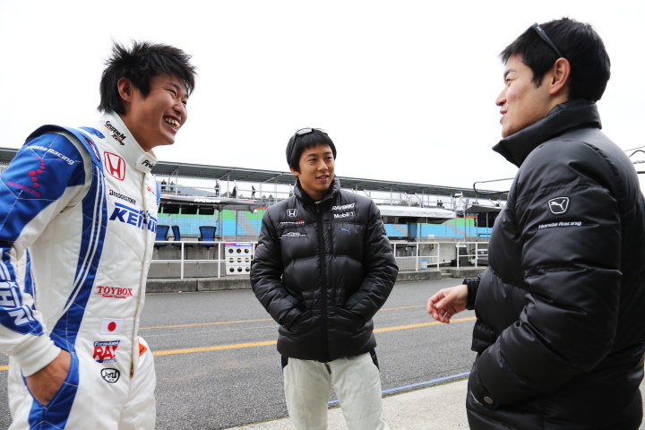 岡山ファン感謝デー公式テスト3回目: 談笑する塚越広大、伊沢拓也、山本尚貴のホンダドライバーたち