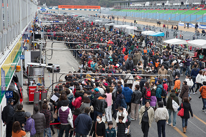 岡山ファン感謝デーオープンピット: ピットロードは人、人、人