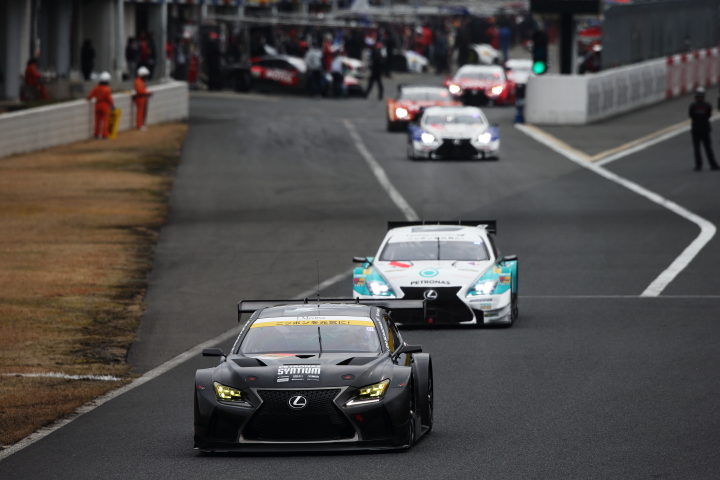 岡山ファン感謝デー公式テスト4回目: スタート練習のためピットアウトしていくマシンたち