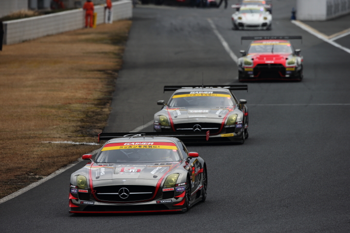 岡山ファン感謝デー公式テスト4回目: スタート練習のためピットアウトしていくマシンたち