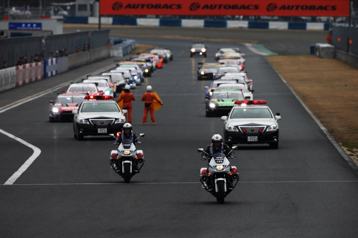 岡山ファン感謝デー公式テスト4回目: 白バイとパトカー先導によるパレードランのリハーサル