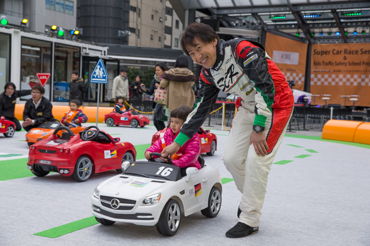 キッズプロジェクト＆2014シリーズ表彰式: 指導する竹内代表