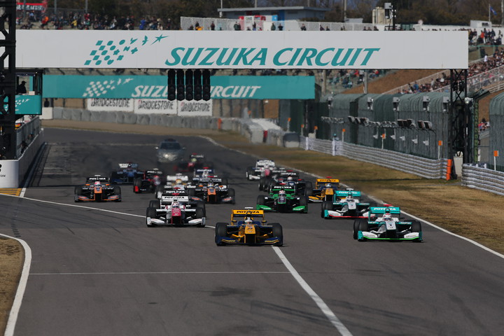 オープニングラップ: 7周のエキシビションレースがスタートした