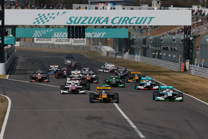 オープニングラップ: 7周のエキシビションレースがスタートした