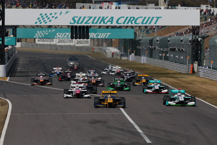 オープニングラップ: 7周のエキシビションレースがスタートした