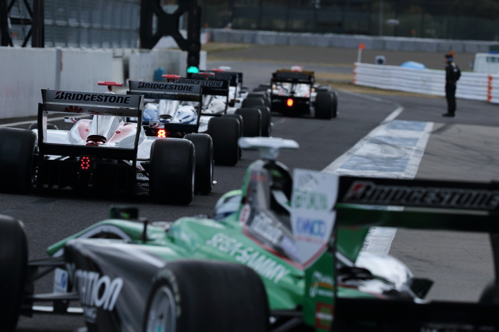 第1回公式合同テスト: ピットアウトしてゆくSFマシン