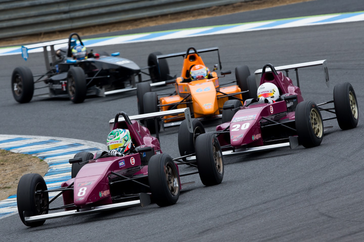 5位争いは飯嶋郁陽（ZAP SPEED・ED）を先頭に4台が争う