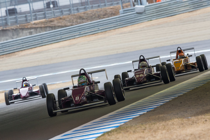 山浦聖人の横を飯島郁陽らがすり抜ける