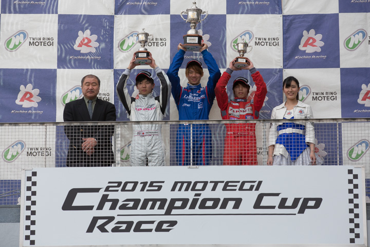 暫定表彰式、優勝・武村和希、2位・徳升広平（ZAP SPEED 10VED）、3位山浦聖人