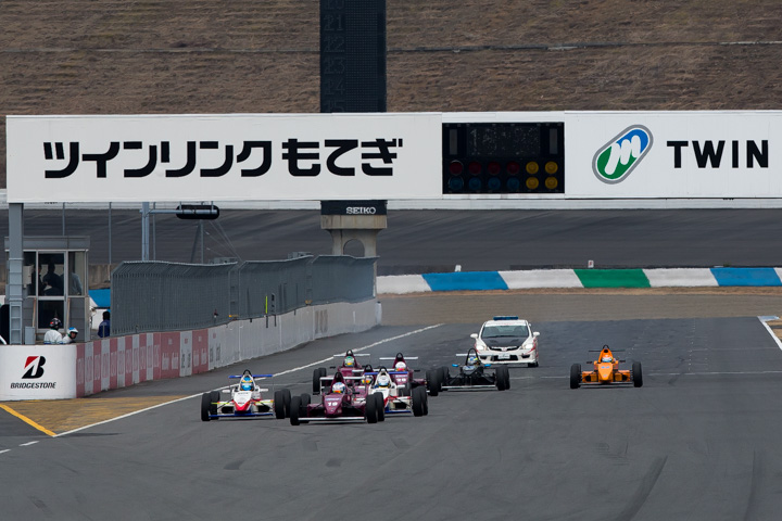 10周の決勝レースがスタート。ポールの河合孝汰が出遅れる